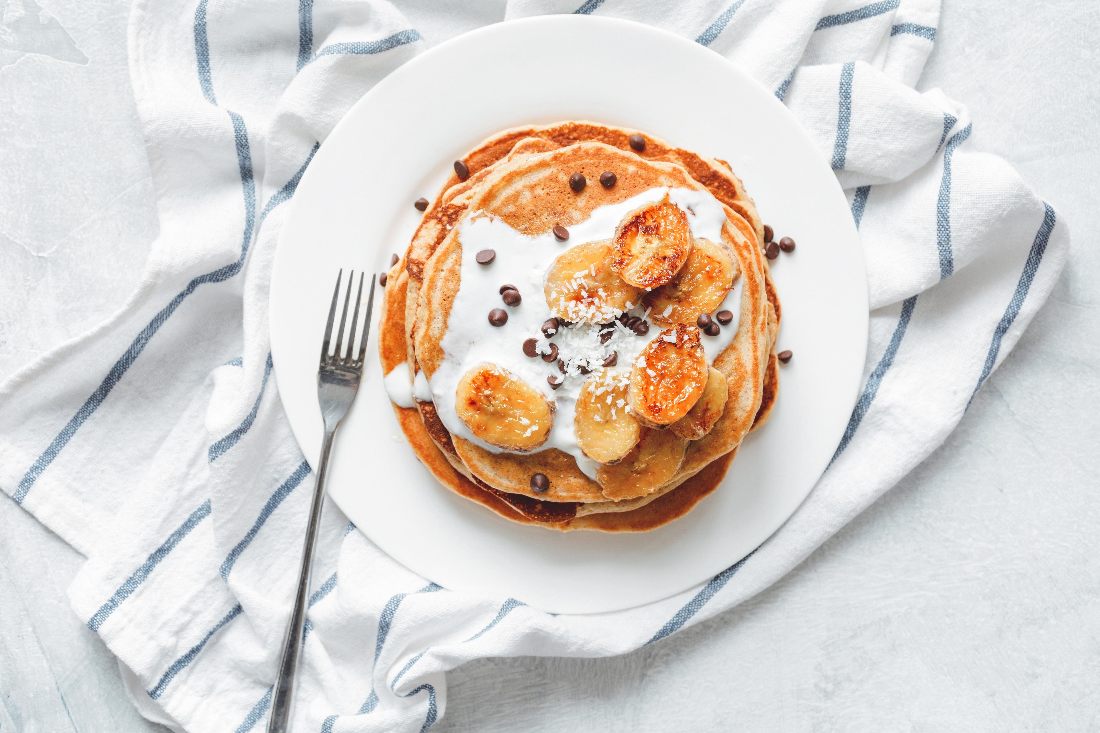 Oat pancakes with banana and yogurt sauce